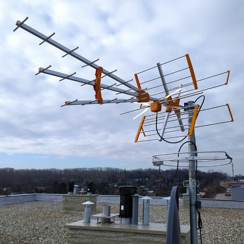 Antena naziemna i radiowa na maszcie