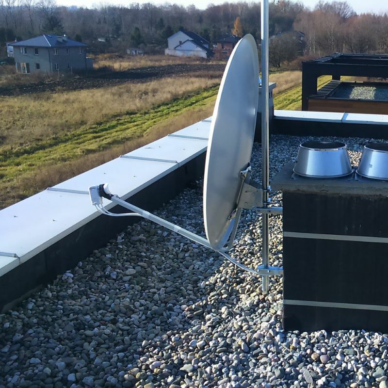 Montaż anteny satelitarnej na obejmie kominowej